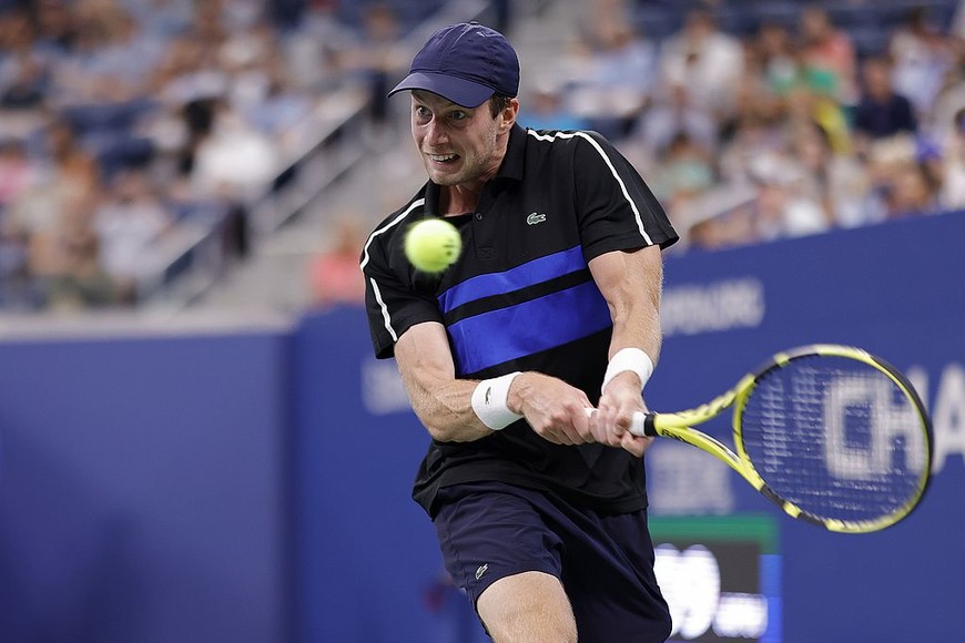 ELLITORAL_401915 |  Reuters Sep 5, 2021; Flushing, NY, USA; Botic Van De Zandschulp of the Netherlands hits a backhand against Diego Schwartzman of Argentina (not pictured) on day seven of the 2021 U.S. Open tennis tournament at USTA Billie King National Tennis Center. Mandatory Credit: Geoff Burke-USA TODAY Sports