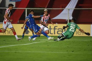 Gentileza Conmebol Un error casi amateur.  Nunca para adentro , enseñan siempre los entrenadores de las divisiones inferiores. Un accidente del chico Vera lo habilitó a Barceló (estaba en off side parado adelante de arquero) y el ex Patronato simplificó todo ante el achique desesperado de Moyano. Un golpe letal en Santa Fe.