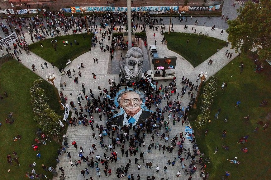 ELLITORAL_333818 |  Télam/Ramino Gómez Telam, Ciudad de Buenos Aires, 27 de octubre de 2020: La "Caravana de las Mil Flores" rodeó esta tarde la Plaza de Mayo, en la ciudad de Buenos Aires, con replicas en simultáneo en diferentes espacios públicos del interior del país en homenaje al expresidente Néstor Kirchner, al cumplirse una década de su fallecimiento.
Foto: Ramiro Gómez/mcl/Telam