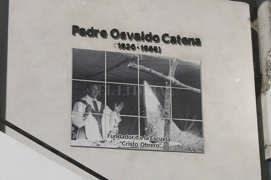 ELLITORAL_395968 |   GRAN HOMBRE, GRAN OBRA. El Padre Osvaldo Catena fue, sin dudas, la persona que más hizo por el progreso de este barrio. Y allí está, en cualquier parte donde se lo quiera buscar, bendiciendo a su gente. El sacerdote falleció en noviembre de 1986.