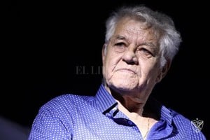 ELLITORAL_323787 |  Gentileza Vélez Los ojos llenos de lágrimas de Willington cuando le hicieron el homenaje en Vélez. La misma emoción de este santafesino que regó de gloria a Córdoba pero que añora aquéllos duros años de la infancia en nuestra ciudad.