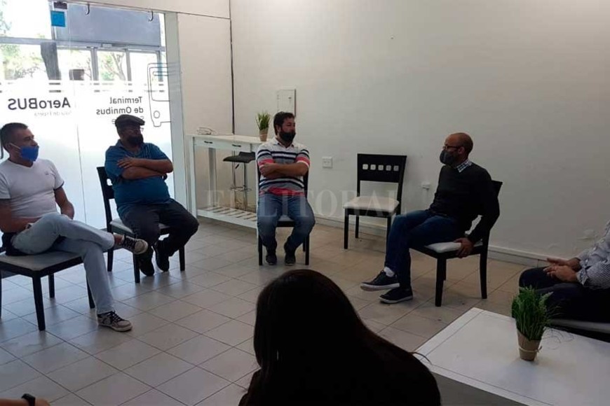 ELLITORAL_369534 |  El Litoral Reunión de funcionarios municipales con referentes de las protestas zona terminal.