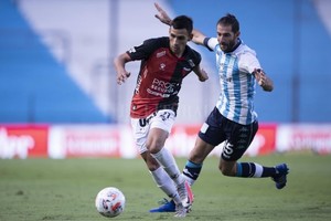 Matías Nápoli Eric Meza arranca con pelota dominada ante la marca de Piatti. Lo taparon bien al juvenil defensor rojinegro y Colón no pudo aprovechar una de las variantes de ataque por sorpresa que tiene. No hubo espacios para la escalada del buen jugador sabalero.