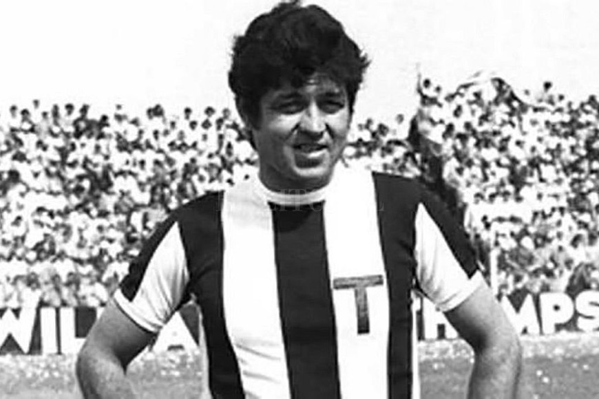 ELLITORAL_323788 |  Archivo El Litoral Con la camiseta de la T, formando parte de aquéllos inolvidables equipos de la década del 70. También jugó en Instituto con Saldaño, Ardiles y Kempes.