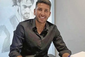 ELLITORAL_323759 |  Gentileza Atlético Madrid El sueño de pibe. Mariano Gómez, esperancino, firmando por cuatro años su contrato con el Atlético de Madrid en las oficinas del estadio Wanda Metropolitano, la casa del  Cholo  Simeone.