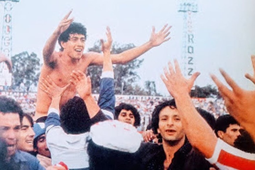 ELLITORAL_342387 |  El Litoral Un momento inolvidable. Fue en cancha de Sarmiento de Junín, la tarde en que Unión le ganó a Quilmes con gol de Capocetti de penal y se salvó del descenso, en 1983.