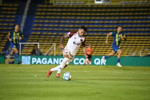 Archivo Los dos del  Barba  con Central. Primero por los puntos antes que se pare el torneo; ahora amistoso antes que vuelva el torneo. Rosario Central, el rival  exclusivo  de Eduardo Domínguez en su segundo ciclo en Colón.