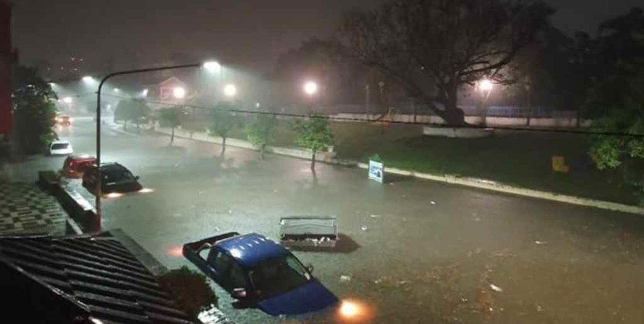 Un impresionante temporal inundó calles y arrastró autos en San Miguel de Tucumán  