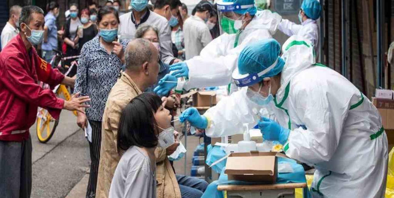 China registra un día sin nuevos contagios por coronavirus por primera vez en un mes