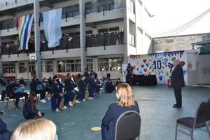 ELLITORAL_376106 |  Flavio Raina El acto de celebración tuvo lugar el lunes en el patio de la escuela, bajo recaudos sanitarios, con la presencia de alumnos, docentes y directivos del Centro Educativo y la Mutual Jerárquicos Salud.