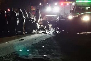 ELLITORAL_395661 |  El Litoral Personal de Bomberos debió rescatar a varias personas que habían quedado atrapadas en los vehículos tras la colisión.