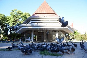 ELLITORAL_353413 |  Manuel Alberto Fabatía Emblema. El paseo ubicado en la plaza Colón es restaurado para el cuidado de las palomas.