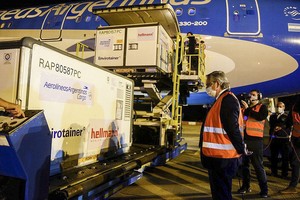 ELLITORAL_373238 |  Presidencia de la Nación NOTICIAS ARGENTINAS BAIRES, 
ABRIL 29: El presidente 
Alberto FernÃ¡ndez recibiÃ³ esta 
tarde en el Aeropuerto 
Internacional de Ezeiza al 
vuelo 1051 de AerolÃ­neas 
Argentinas proveniente de 
China que trajo un millÃ³n de 
nuevas dosis de la vacuna 
Sinopharm. Foto NA