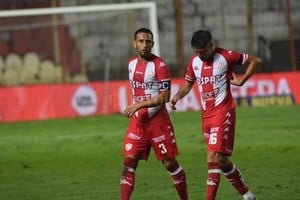 ELLITORAL_372835 |  Mauricio Garín Experiencia en el fondo. El retorno del  Mugre  Claudio Corvalán, una de las cuestiones que dejó conforme al entrenador después del último partido del Tate. Lo que hay que cambiar es cómo atacar. Y Azconzábal lo sabe ahora más que nunca.