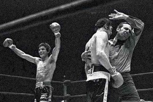 ELLITORAL_386875 |  Archivo No va más. El árbitro Tony Pérez da por terminada la pelea en el 10mo. round y así Carlos Monzón defendía exitosamente su corona de los medianos por única vez en Nueva York.