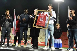 Manuel Fabatía Un producto surgido de la escuelita de fútbol de Unión que ya está en la selección: Gastón González. Tanto él como Zenón se presentarán el martes y no el lunes, pues viajarán a Rosario con el equipo.