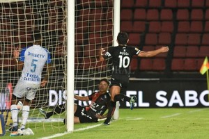 ELLITORAL_370953 |  Pablo Aguirre Los socios del gol. La imagen refleja el instante posterior al toque de Facundo Farías antes de que la pelota ingrese al arco impulsada por el pie zurdo del Pulga Rodríguez. El árbitro Jorge Broggi le anotó el gol al tucumano a instancias de Farías, quien le dijo que se lo anote  al diez .