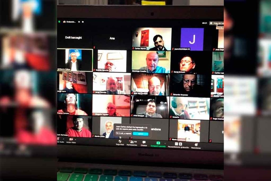 ELLITORAL_323832 |  Gentileza ACRP Invitado por la Asociación Civil Río Paraná, Cavallo brindó una teleconferencia a empresarios del ámbito local, donde se refirió a las oportunidades y riesgos que afrontará Argentina con una economía en crisis agravada por la pandemia.