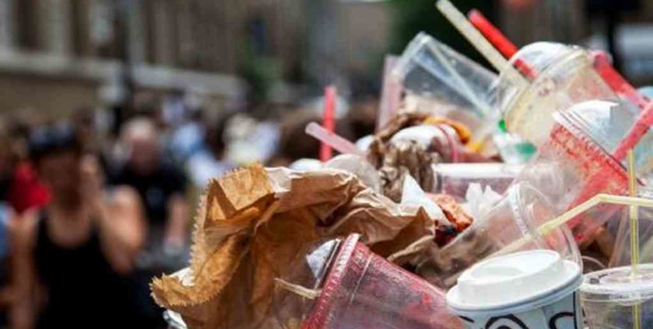 Pajitas, bastoncillos y platos de plástico estarán prohibidos desde hoy en la Unión Europea