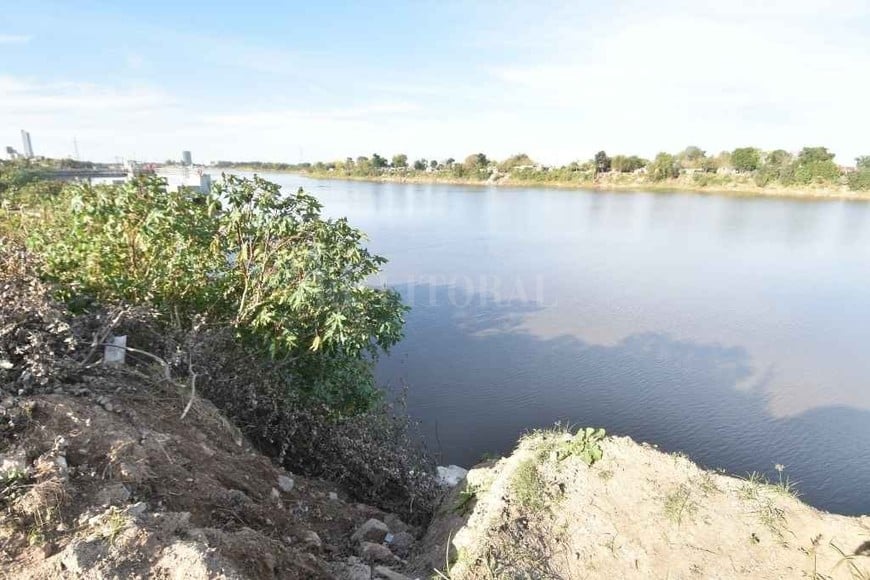 ELLITORAL_380200 |  Manuel Fabatía La barranca a metros de la ciclovía sin ningún tipo de cierre.
