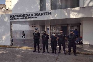 ELLITORAL_398125 |  El Litoral El personal policial que intervino en el feliz nacimiento de Eluney.