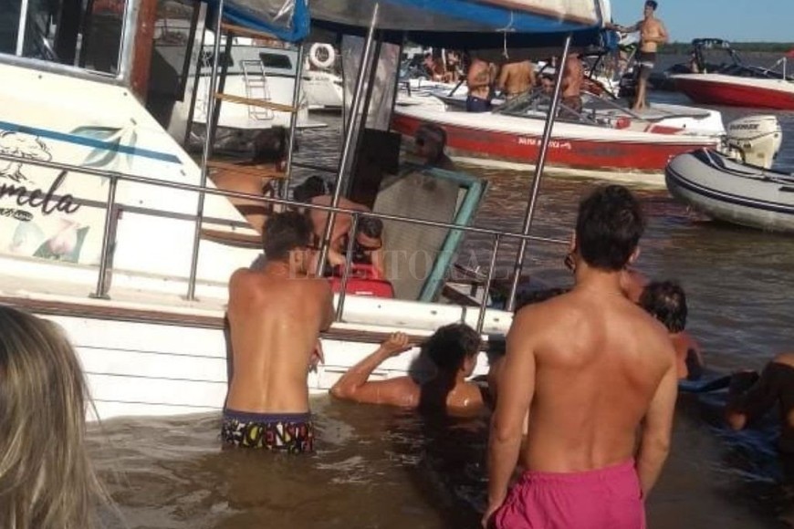 ELLITORAL_351977 |  Gentileza Semi hundido. Este yate fue rescatado días atrás en Isla Bonita, sobre el río Paraná, luego de que cargara agua por la sobreocupación de tripulantes que viajaban rumbo a la isla.