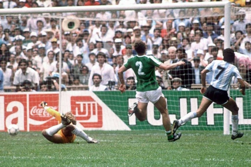 ELLITORAL_310573 |  Archivo El Litoral Otra toma, esta desde atrás, del momento sublime del fútbol argentino. Un gol que hizo estallar al país.