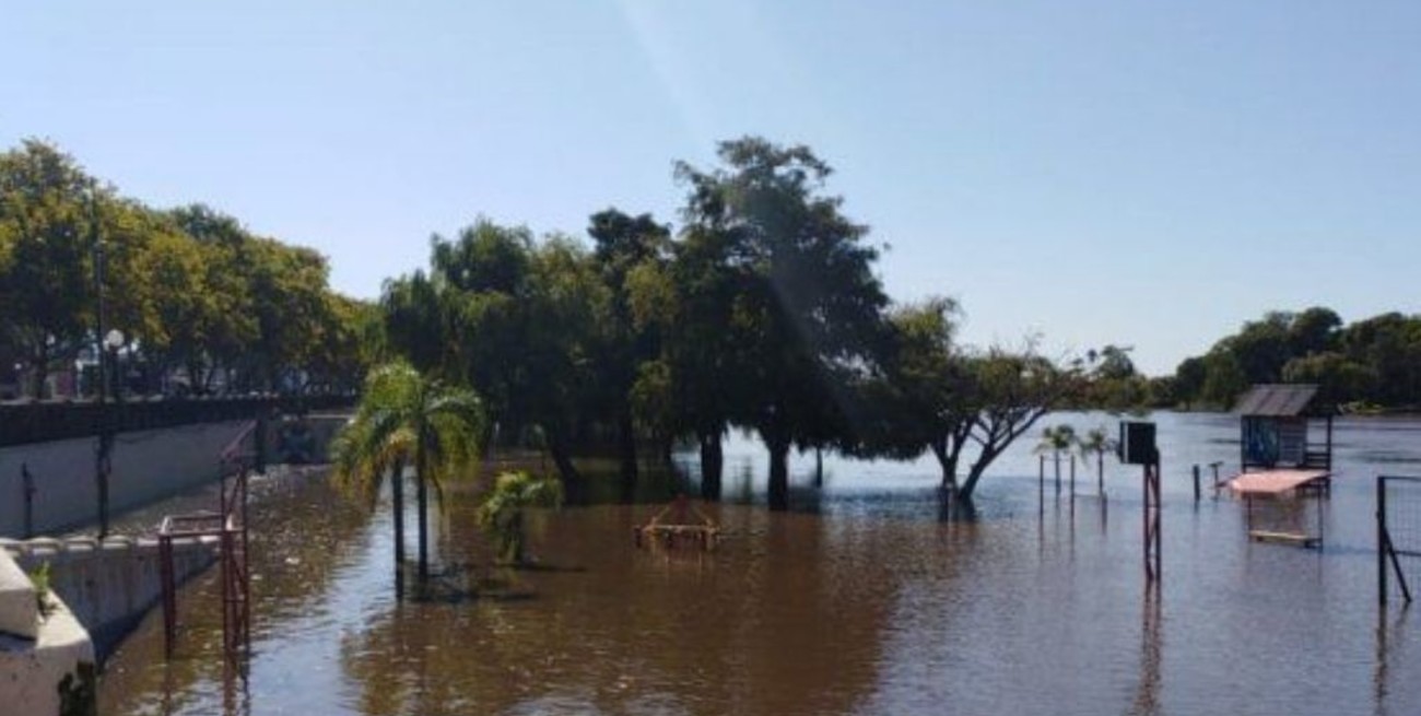 El río Gualeguaychú alcanzó los 3,10 metros y el balneario municipal quedó bajo agua