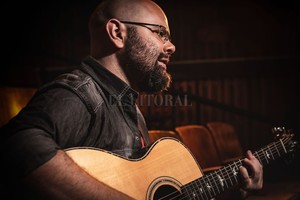 ELLITORAL_374158 |  Gentileza Victoria Yani De movida sentí que le podía dar mi propia impronta con el acompañamiento de la guitarra, y eso después se fue transformando aún más cuando empecé a armar el arreglo para las cuerdas , cuenta Yamil sobre su relectura de la obra.