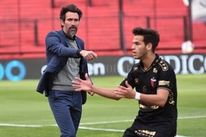 Pablo Aguirre El  salvador . Eduardo Domínguez señala a Cristian Ferreira, quien gracias a su gol, a los 6 minutos del segundo tiempo, Colón pudo empatarle a Sarmiento un partido que se le hizo muy difícil.