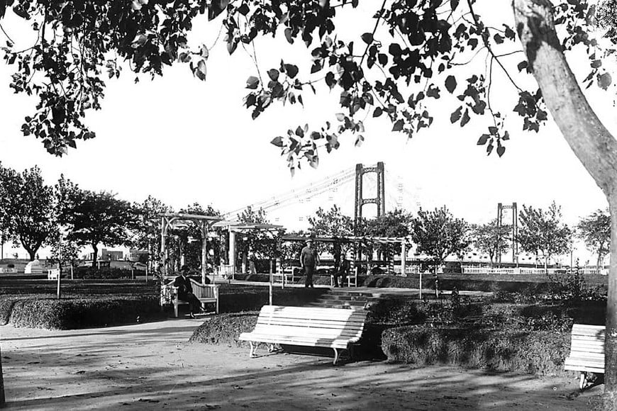 ELLITORAL_379404 |  Archivo El Litoral El desaparecido Parque Oroño y el Puente Colgante, dos íconos de la primera parte del Siglo XX en la ciudad de Santa Fe.