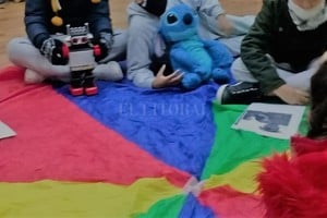 Gentileza Se armó la ronda en el piso, sobre un paracaídas de colores. Luego, con la tela, hicieron saltar a Stitch y lo acunaron también.