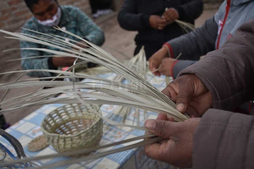 ELLITORAL_315076 |  Flavio Raina MANOS CURTIDAS. Las mujeres de la comunidad toba arrancan desde muy chicas a crear artesanías y tejer palmas. Sus manos lo denotan a simple vista.