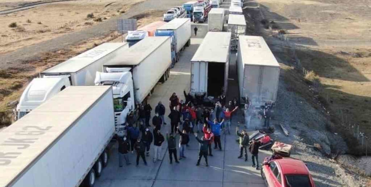 Hay más de 600 camiones varados en Tierra del Fuego y preocupa el desabastecimiento
