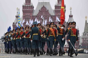ELLITORAL_309631 |  ALEXANDER NEMENOV Russian honour guards march through Red Square during the Victory Day military parade in downtown Moscow on May 9, 2019. - Russia celebrates the 74th anniversary of the victory over Nazi Germany. (Photo by Alexander NEMENOV / AFP)