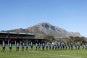 ELLITORAL_384422 |  Gentileza UAR Paisaje sudafricano. El plantel argentino, durante la entonación del Himno Nacional, en la previa del partido disputado en Stellenbosch.