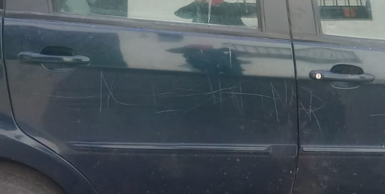 Relatos Salvajes en Firmat: Le rayó el auto con el mensaje "No Estacionar"