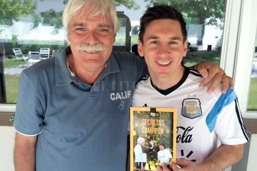 ELLITORAL_370648 |  El Litoral El profe junto a Lionel Messi, con quién mantuvo -y mantiene- una estrecha relación.