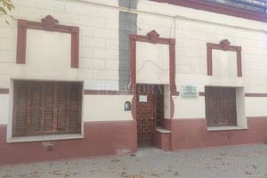 ELLITORAL_377240 |  Archivo El Litoral La policía de Gálvez allanó el jueves pasado un geriátrico de calle Dorrego al 600, donde se alojaban once ancianos, cuatro de ellos en lamentable estado de atención.