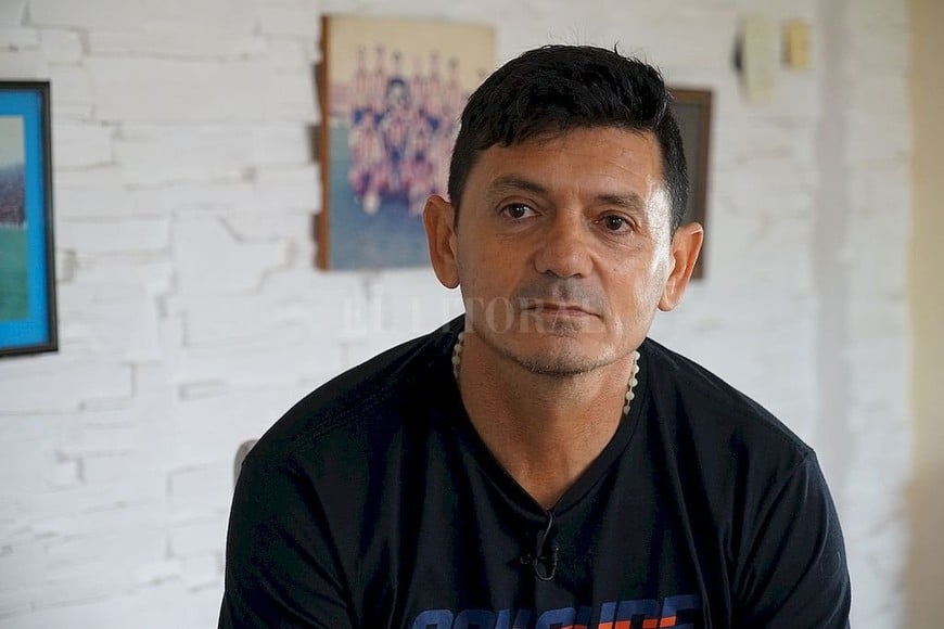 ELLITORAL_310396 |  Juan Víttori-Fernando Nicola En algún momento, yo era puteado en Unió; después me idolatraron , dice Darío Cabrol.  Cuando mi viejo vio la foto mía con la camiseta de Colón se quería morir , contó.