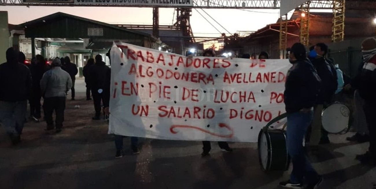 Trabajadores de la algodonera Avellaneda bloquean el acceso al complejo Vicentín