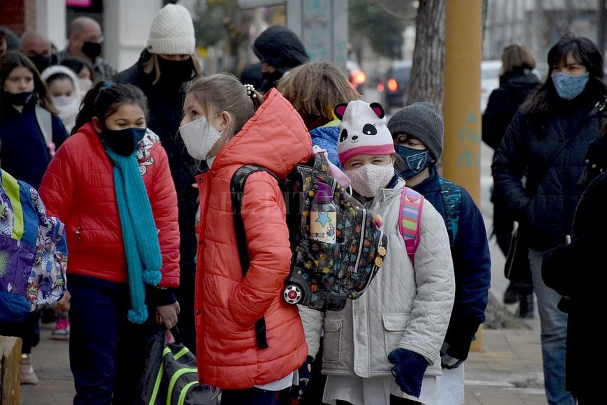 ELLITORAL_386772 |  Flavio Raina Emponchados. Todas las prendas son válidas para enfrentar las mañanas heladas de estos días.