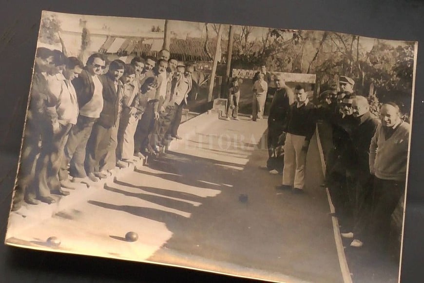 ELLITORAL_393351 |  El Litoral Las bochas, un deporte. Jugar a las bochas siempre fue una tradición en el Club Social, Deportivo, Recreativo y Cultural Los Hornos. La cancha de boches existe desde sus orígenes, en el año 1946.