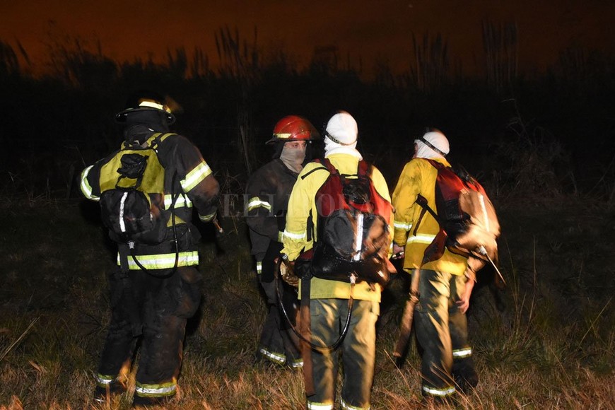 ELLITORAL_312805 |  Manuel Fabatia Sin pausa. A cualquier hora del día y sin importar las condiciones adversas, los bomberos acuden para enfrentar las llamas.