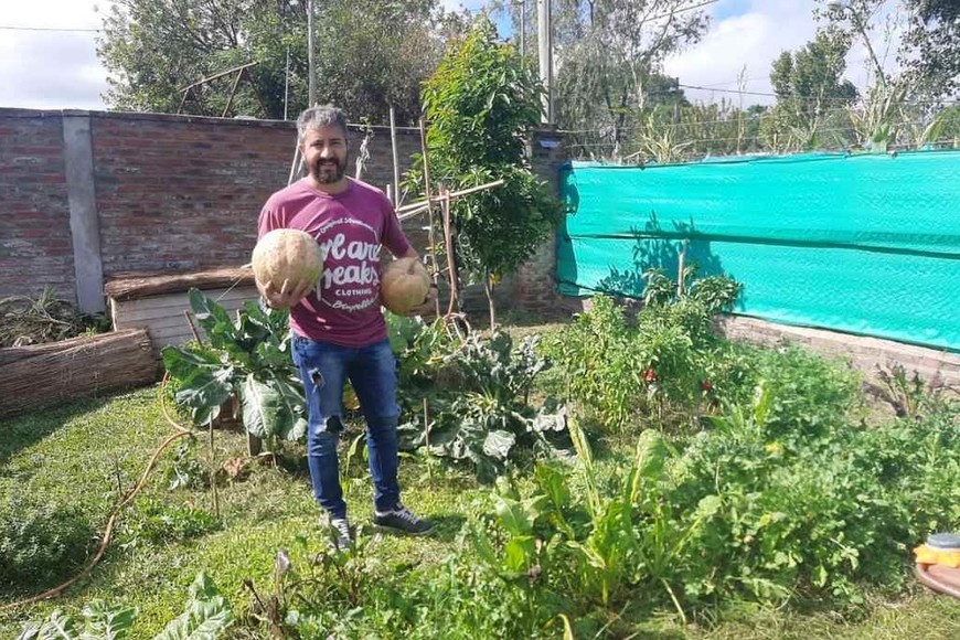 ELLITORAL_383187 |  Gentileza En la foto, Javier Lanzillotto, uno de los productores de huertas familiares, mostrando orgulloso sus zapallos.