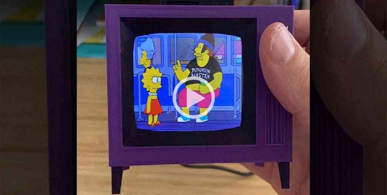 Video: crearon una réplica en miniatura del televisor de "Los Simpson" que emite capítulos al azar