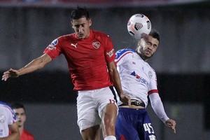 ELLITORAL_374228 |  ARISSON MARINHO Télam 04/05/*202 Bahía Brasil: Independiente, con el entrenador de arqueros como DT y la baja de ocho jugadores a los que se les impidió el ingreso a Brasil por presentar "carga viral" de Covid-19, ya visita a Bahía, en Salvador, por la tercera fecha del Grupo B de la Copa Sudamericana.Argentina's Independiente Gaston Togni (lL) and Brazil's Bahia Patrick vie for the ball during their Copa Sudamericana football tournament group stage match at the Roberto Santos Stadium, or Pituacu Stadium, in Salvador, Brazil, on May 4, 2021. (Photo by Arisson MARINHO / AFP)