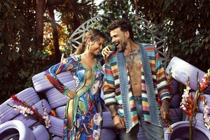 ELLITORAL_385907 |  Gentileza Warner Music Latina La canción trata sobre dos personas que coinciden, sin buscarse y saben que es cosa del universo, no por casualidad, resaltando la importancia de conectarse mutuamente, viviendo y disfrutando el momento presente.