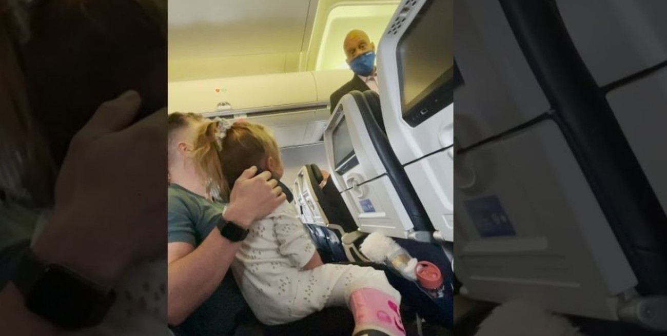 Escándalo en Florida: expulsaron de un avión a una pareja porque su bebé no llevaba mascarilla