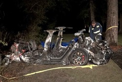 Dos muertos al estrellarse un auto Tesla que iba sin nadie en el asiento del conductor